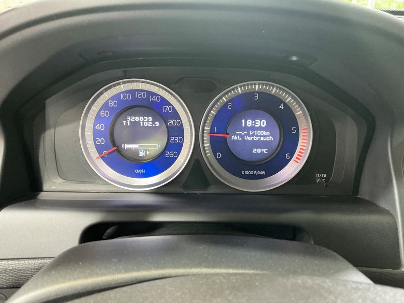 Volvo XC60 2.0 DRIVe R-Design — zdjęcie 13