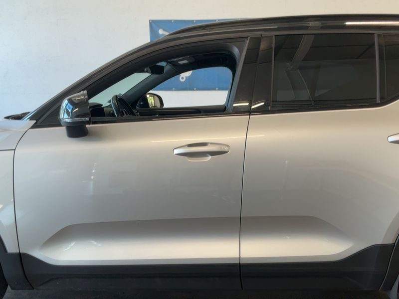 Volvo XC40 2.0 D3 R-Design 2WD — zdjęcie 4