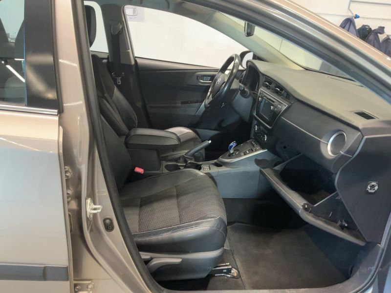Toyota Auris 1.8 Hybrid Executive 2013 – снимка 16