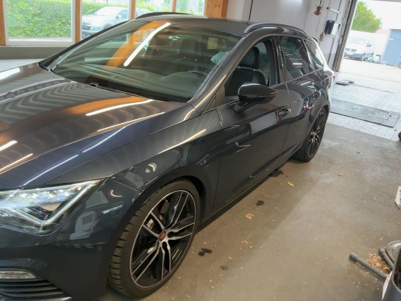 Seat Leon 2.0 TSI Cupra 300 4Drive — zdjęcie 2