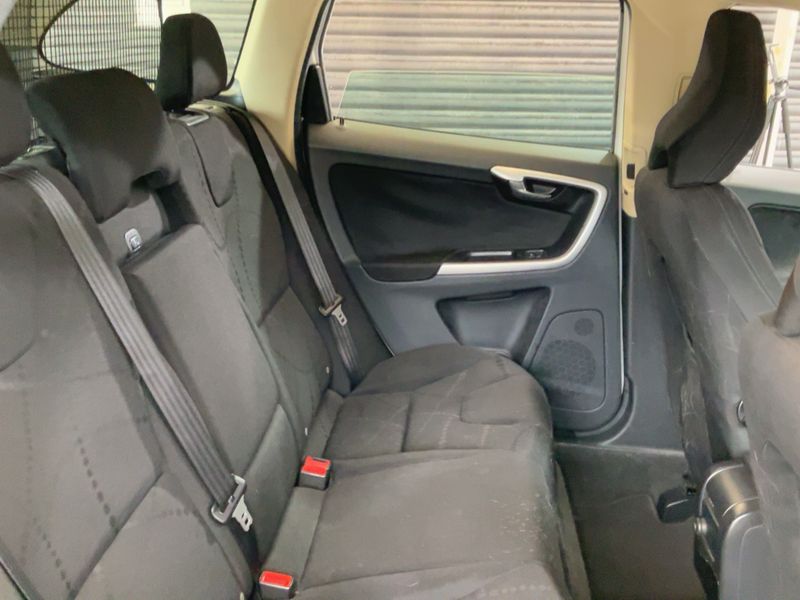 Volvo XC60 2.4 D4 Kinetic AWD — zdjęcie 14