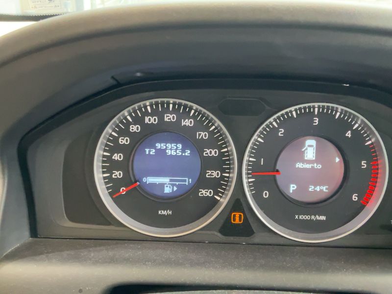 Volvo XC60 2.4 D4 Kinetic AWD — zdjęcie 13