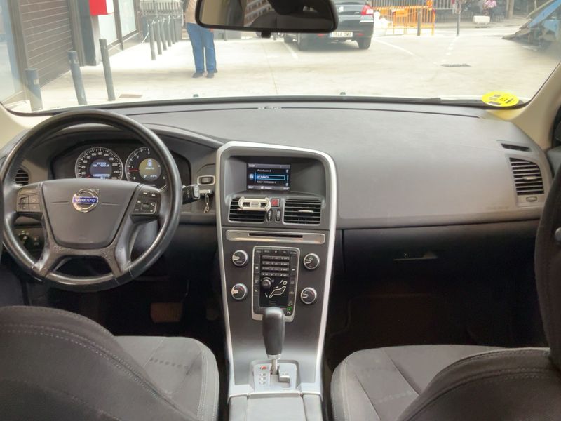 Volvo XC60 2.4 D4 Kinetic AWD — zdjęcie 12