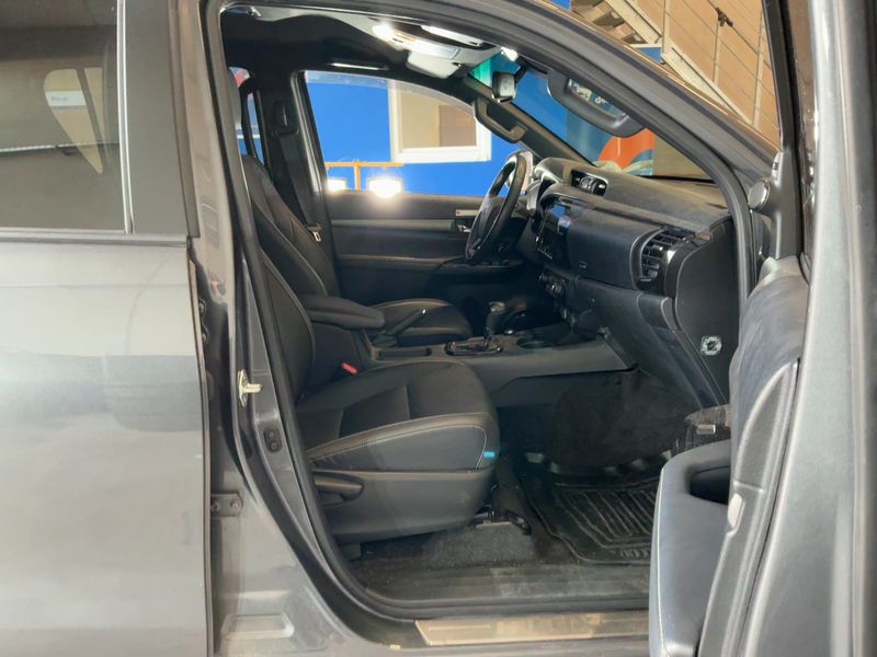 Toyota Hilux 2.8 D-4D Mild-Hybrid Double Cab Invincible 4x4 — zdjęcie 11