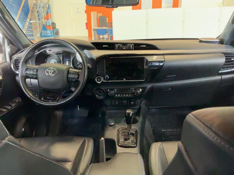 Toyota Hilux 2.8 D-4D Mild-Hybrid Double Cab Invincible 4x4 — zdjęcie 12