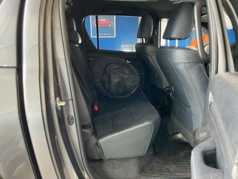 Toyota Hilux 2.8 D-4D Mild-Hybrid Double Cab Invincible 4x4 — zdjęcie 14