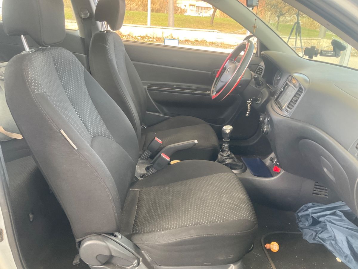 Hyundai Accent 2010 — photo 3