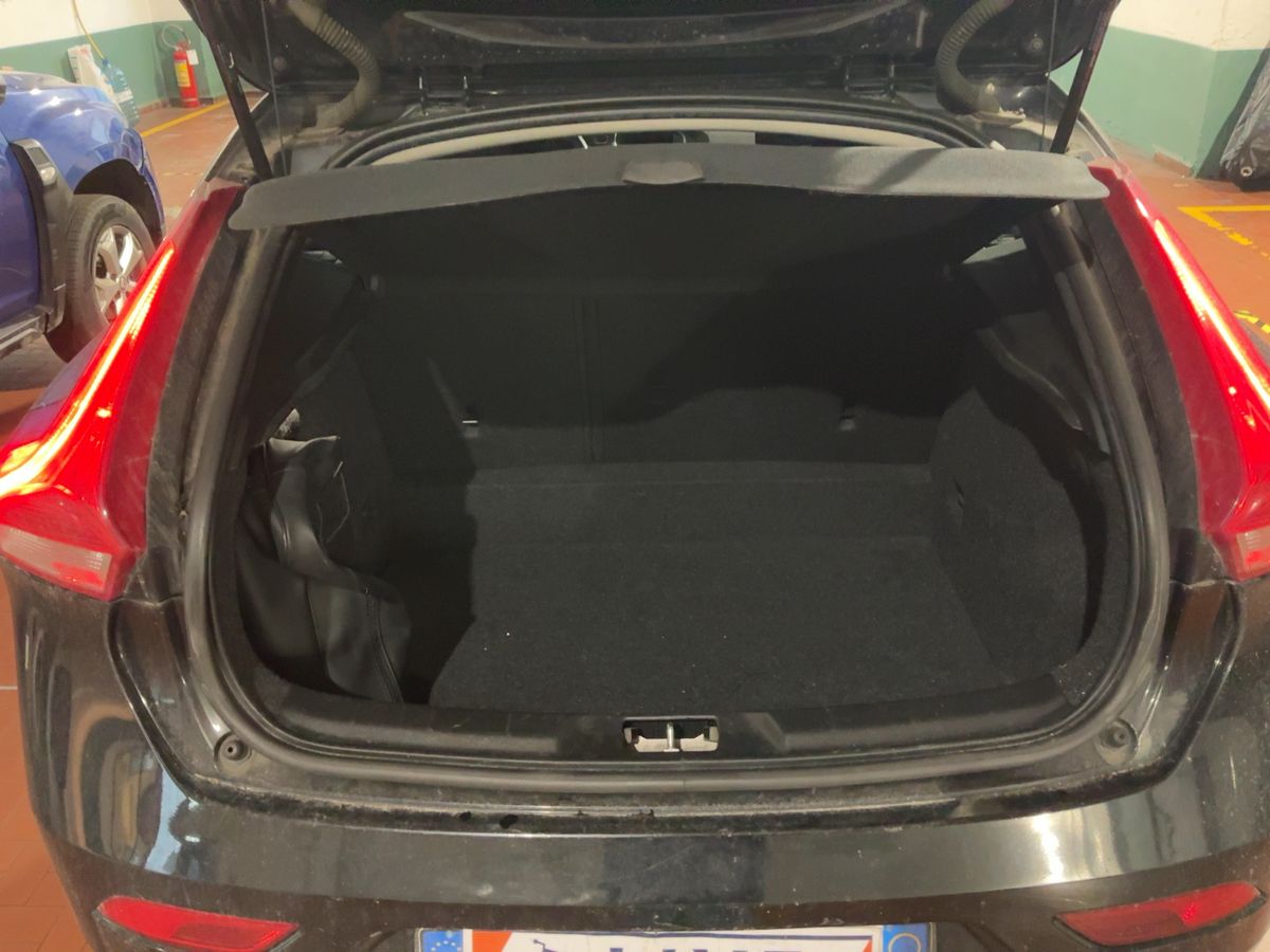 Volvo V40 2016 — photo 16