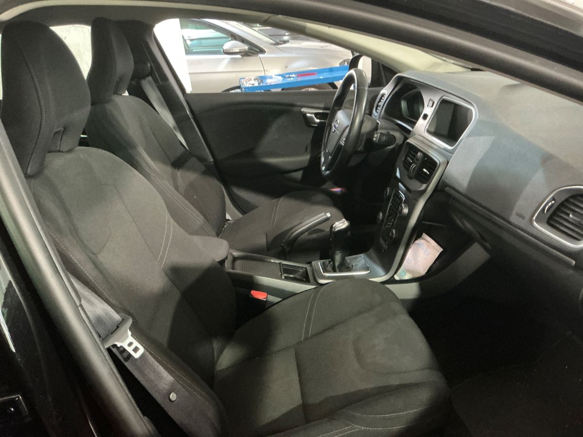 Volvo V40 2016 — photo 17