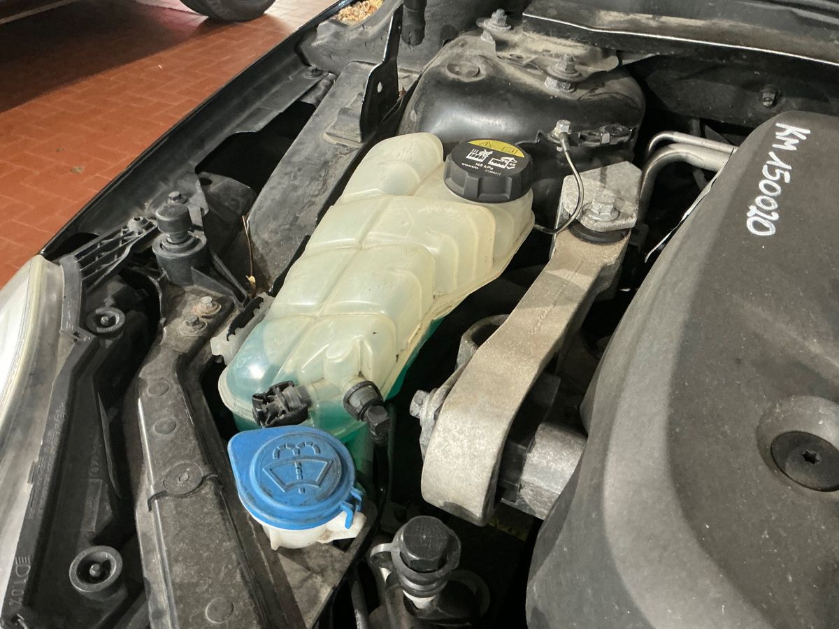 Volvo V40 2016 — photo 22