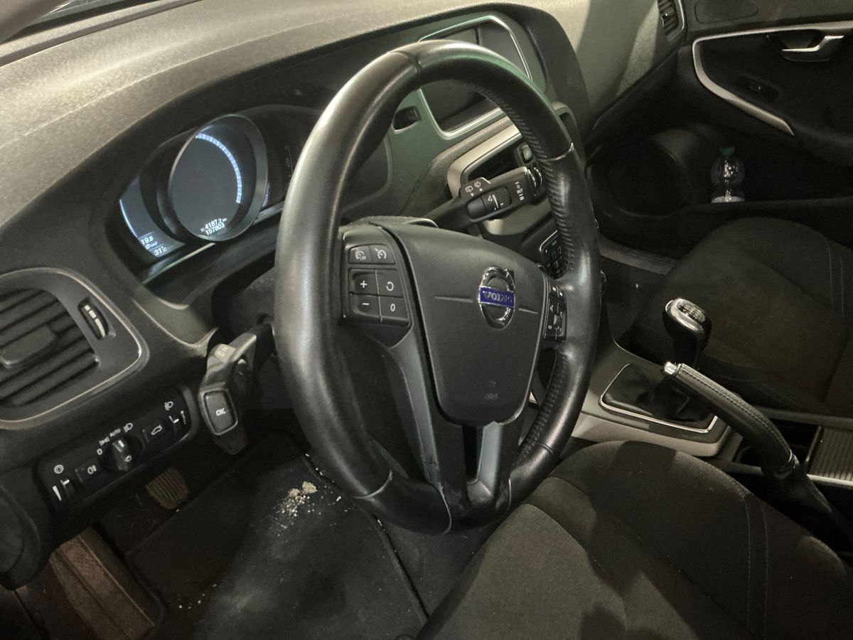 Volvo V40 2016 — photo 32