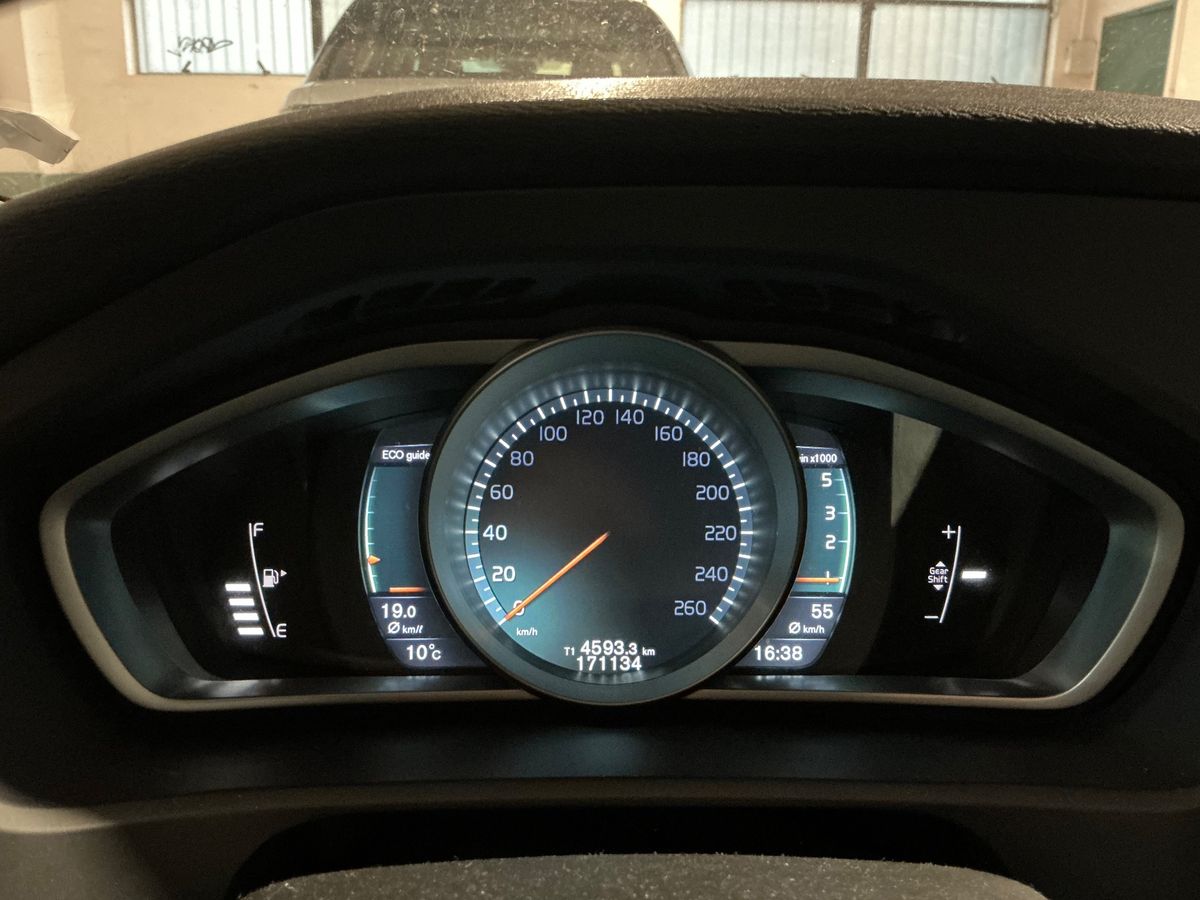 Volvo V40 2016 — photo 19
