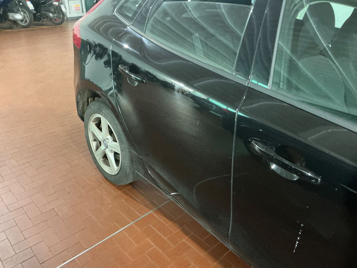 Volvo V40 2016 — photo 28