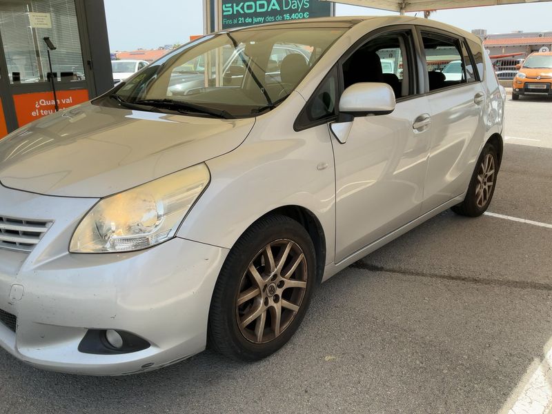 Toyota Verso 2.0 D-4D Executive 2009 – снимка 2