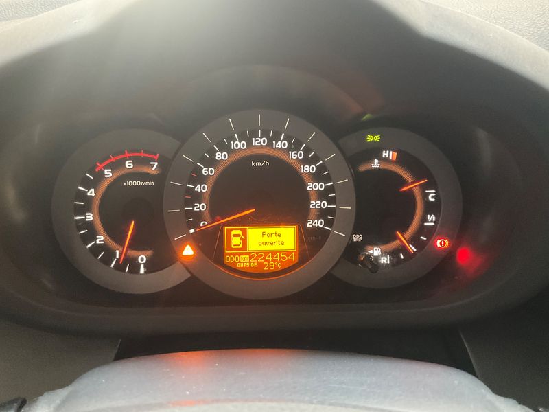 Toyota RAV 4 2.2 D-4D Life — zdjęcie 13