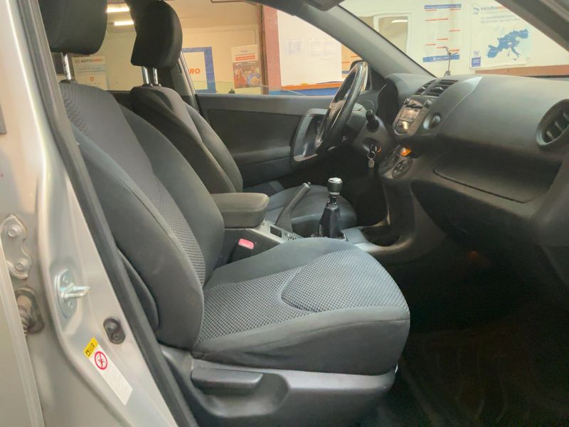 Toyota RAV 4 2.2 D-4D Life — zdjęcie 11