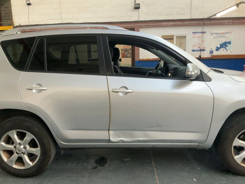 Toyota RAV 4 2.2 D-4D Life — zdjęcie 7
