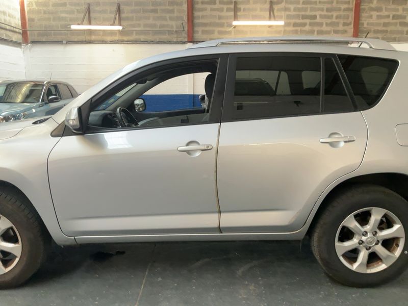 Toyota RAV 4 2.2 D-4D Life — zdjęcie 4