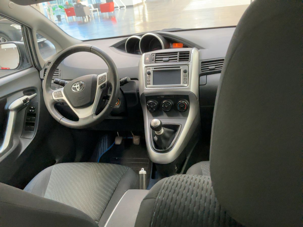 Toyota Verso 2012 — photo 17