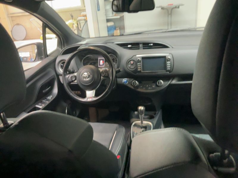 Toyota Yaris 1.5 Hybrid GR Sport — zdjęcie 12