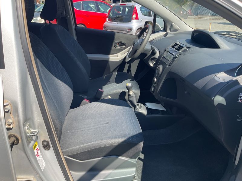 Toyota Yaris 1.0 VVT-i — zdjęcie 3