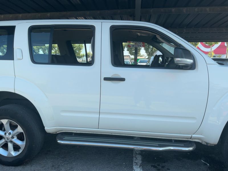 Nissan Pathfinder 2.5 dCi SE — zdjęcie 7