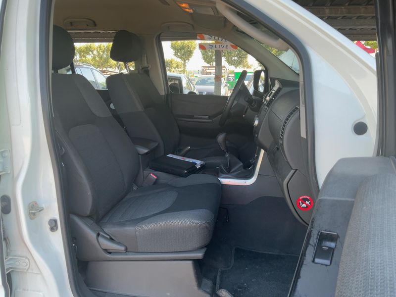 Nissan Pathfinder 2.5 dCi SE — zdjęcie 11
