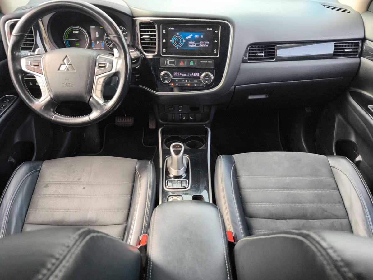 Mitsubishi Outlander 2017 — photo 12