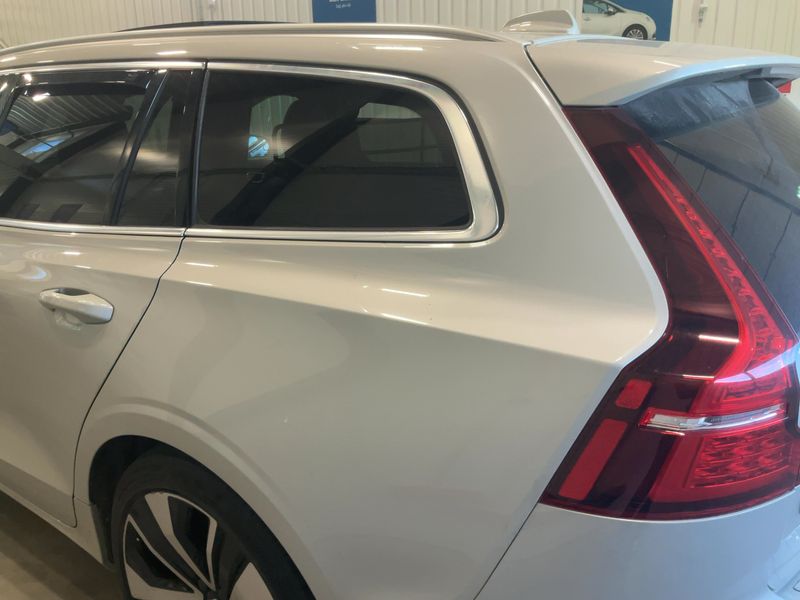 Volvo V60 2.0 T8 Plug-in Hybrid Inscription Expression AWD — zdjęcie 3