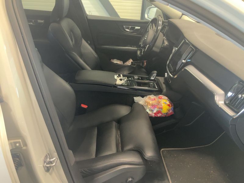 Volvo V60 2.0 T8 Plug-in Hybrid Inscription Expression AWD — zdjęcie 11