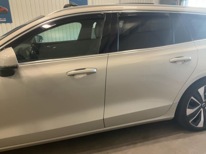 Volvo V60 2.0 T8 Plug-in Hybrid Inscription Expression AWD — zdjęcie 4