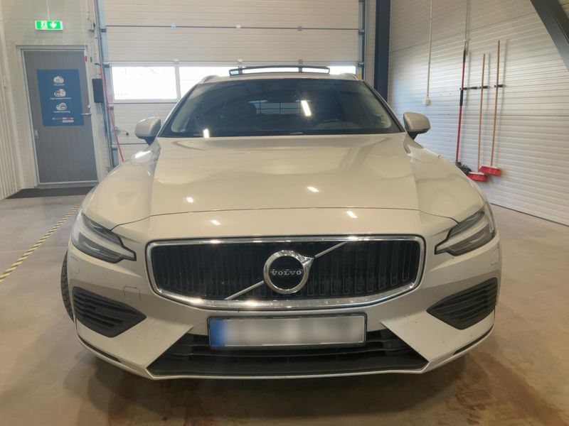 Volvo V60 2.0 T8 Plug-in Hybrid Inscription Expression AWD — zdjęcie 9