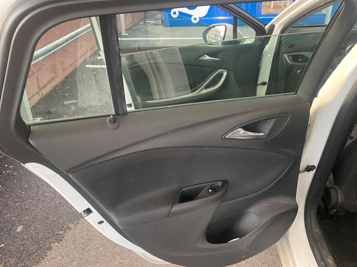 Opel Astra 2018 — photo 31