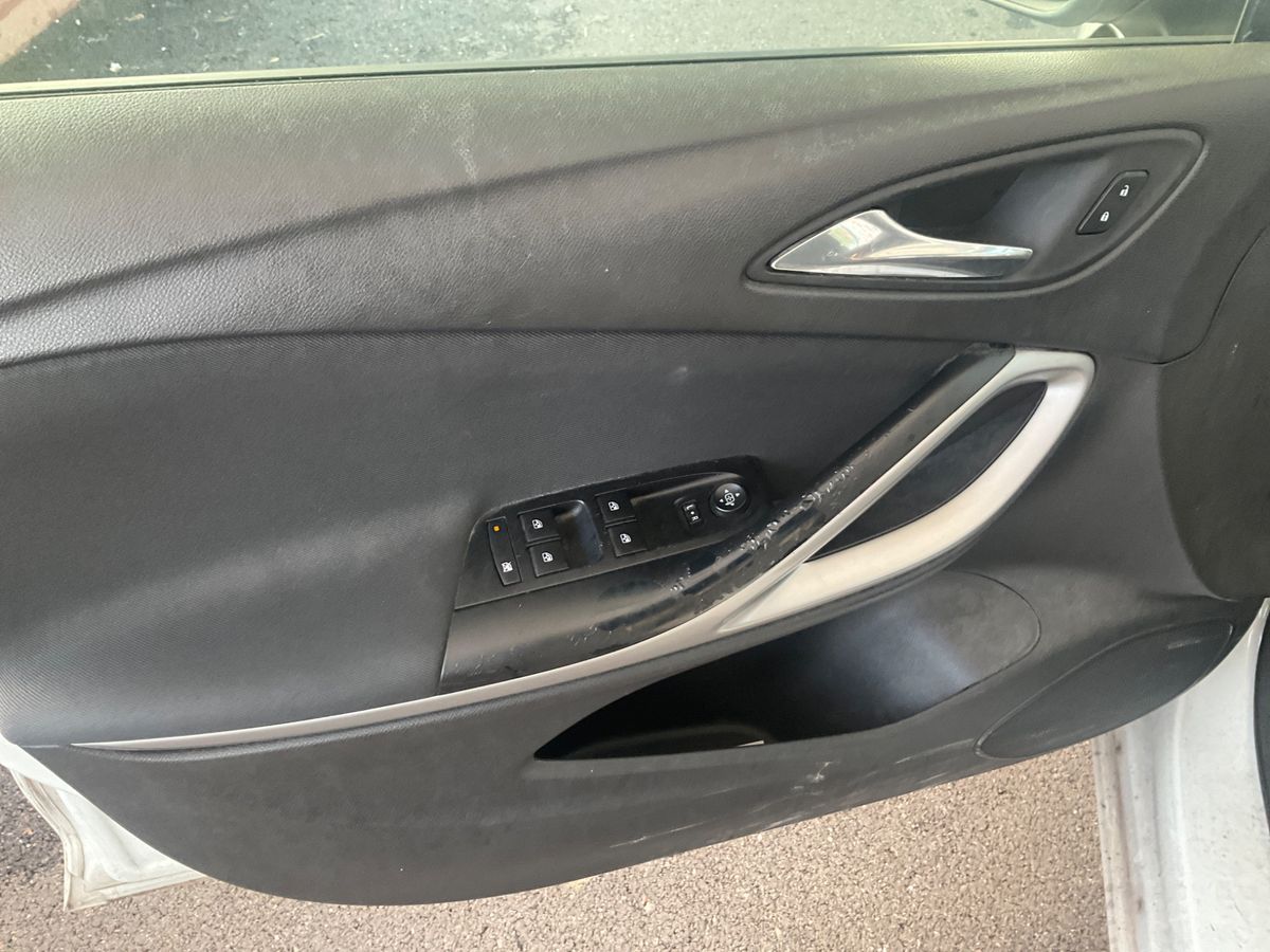 Opel Astra 2018 — photo 37