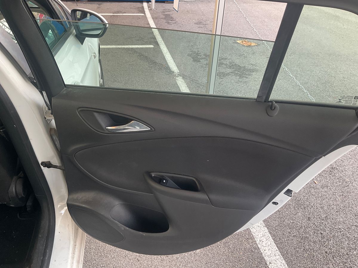 Opel Astra 2018 — photo 30