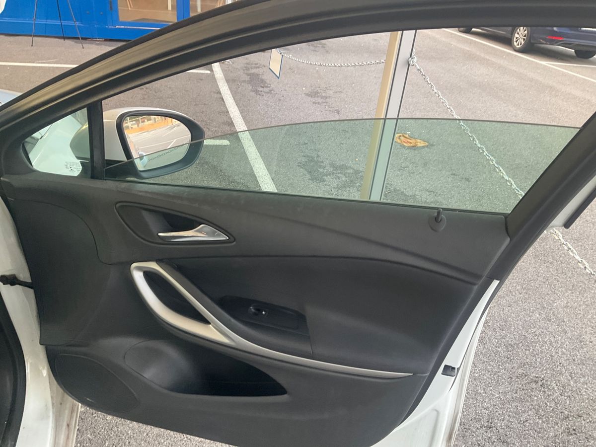 Opel Astra 2018 — photo 32
