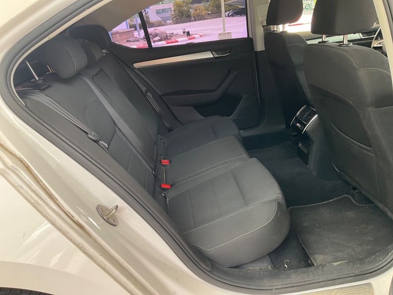 Skoda Superb 2.0 TDI Ambition — zdjęcie 14