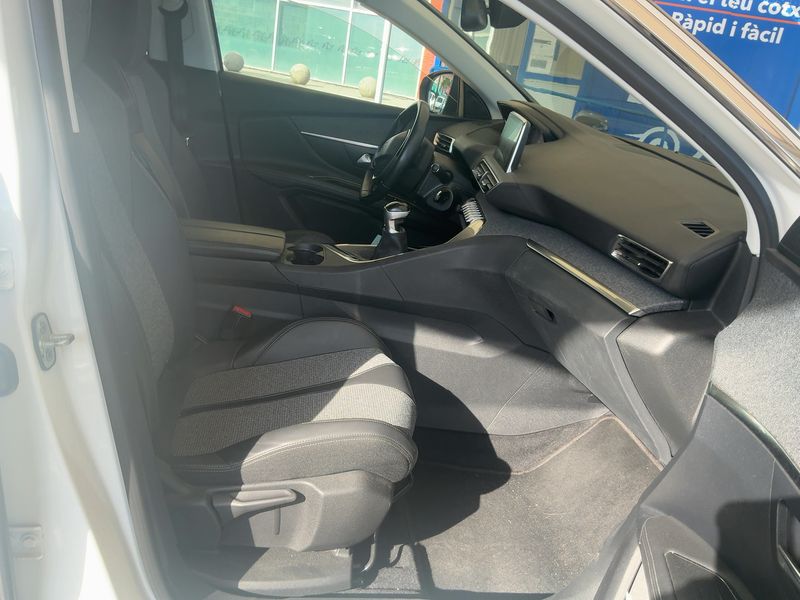 Peugeot 3008 1.2 PureTech Allure — zdjęcie 11