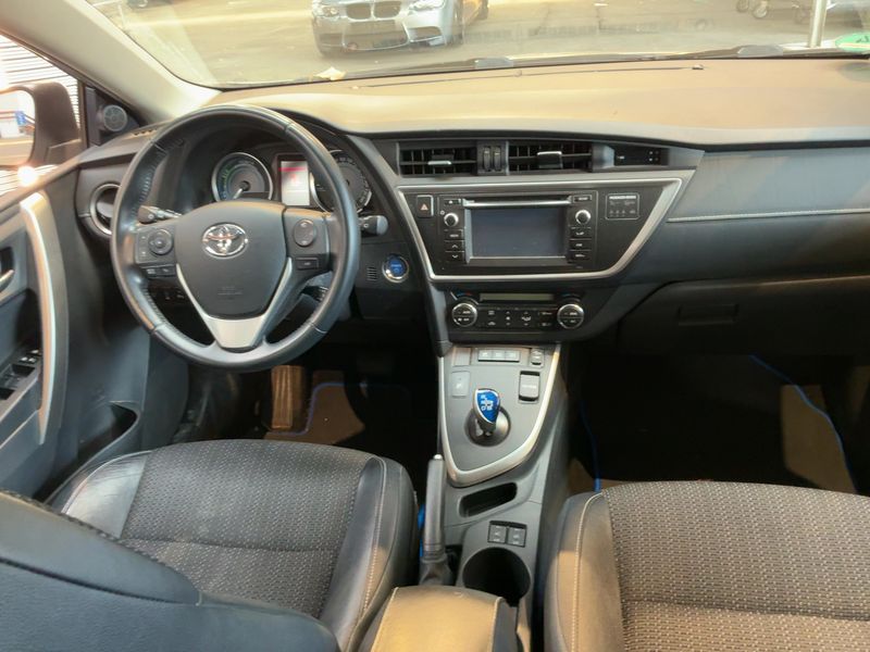 Toyota Auris Touring Sports 1.8 Hybrid Executive — zdjęcie 12