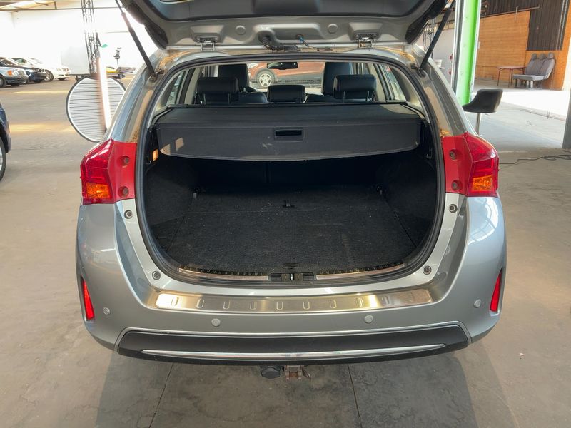 Toyota Auris Touring Sports 1.8 Hybrid Executive — zdjęcie 10
