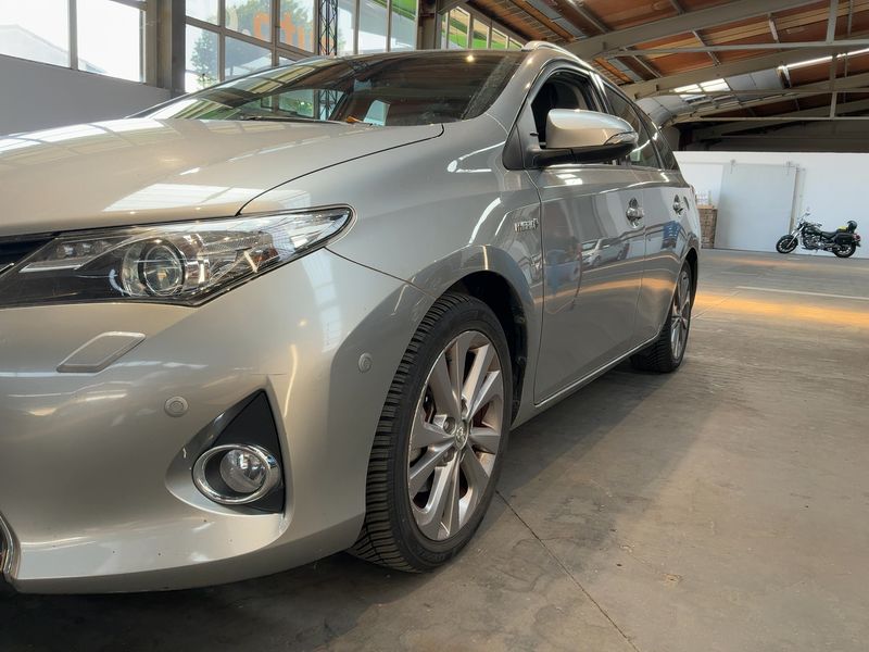 Toyota Auris Touring Sports 1.8 Hybrid Executive — zdjęcie 2