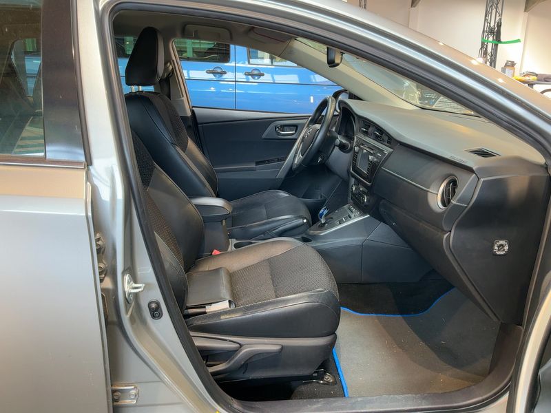 Toyota Auris Touring Sports 1.8 Hybrid Executive — zdjęcie 11