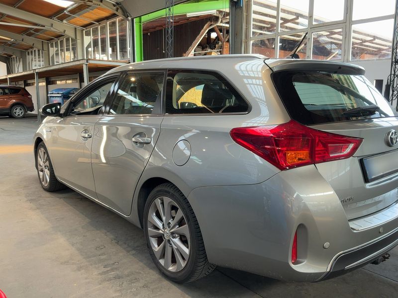 Toyota Auris Touring Sports 1.8 Hybrid Executive — zdjęcie 3
