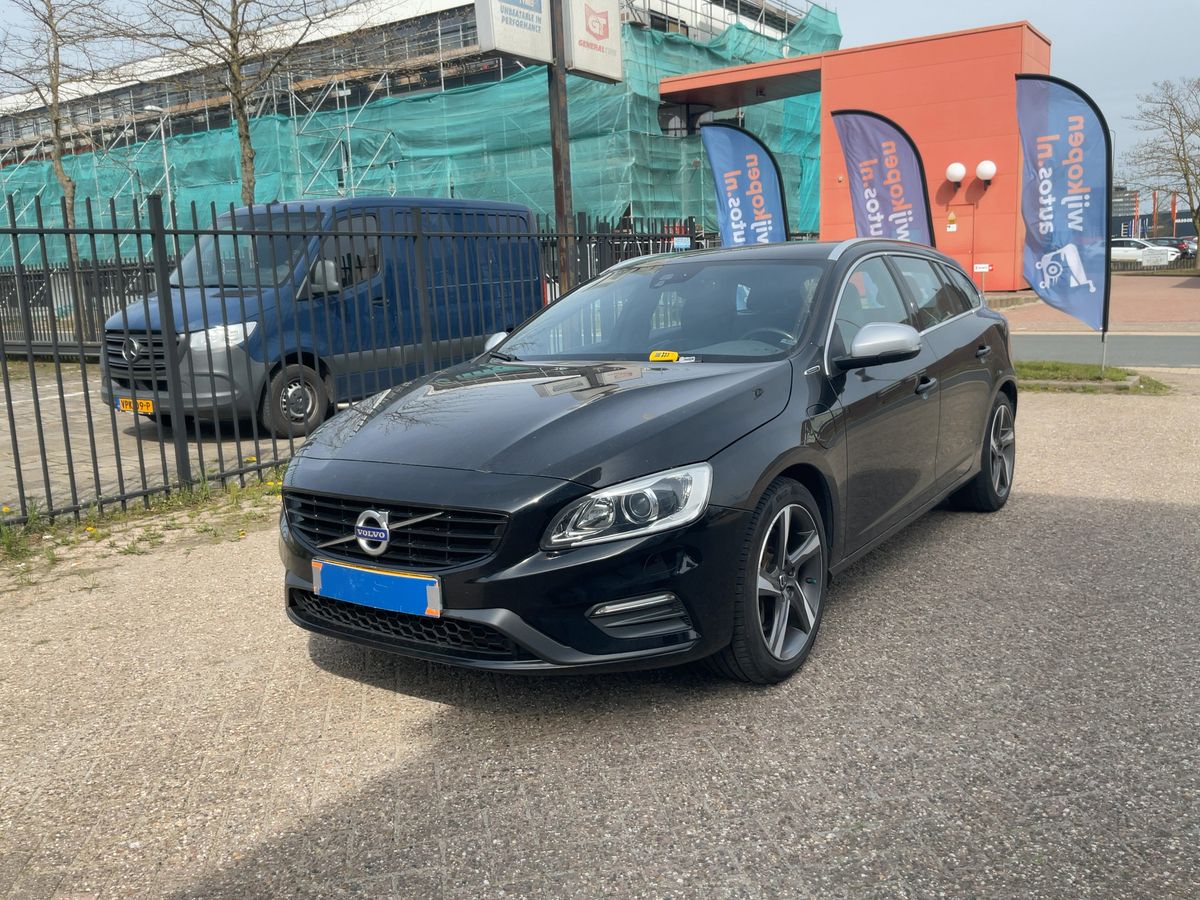 Volvo V60 2015 — photo 1