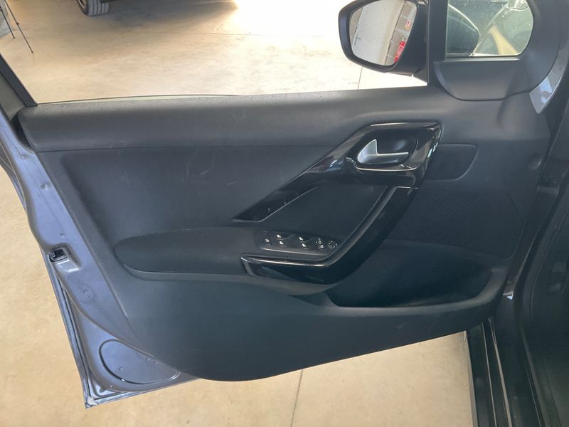 Peugeot 2008 1.2 PureTech Signature 2019 – снимка 23