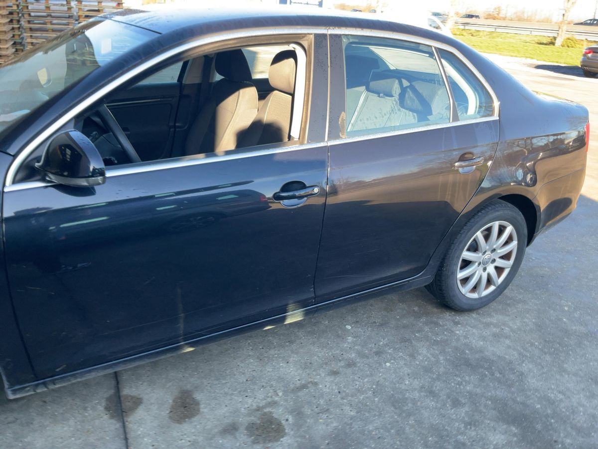 Volkswagen Jetta 2010 — photo 5