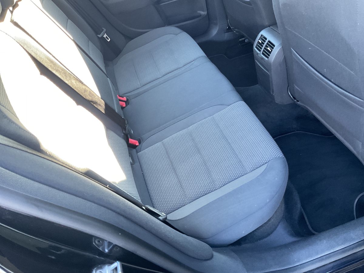 Volkswagen Jetta 2010 — photo 32