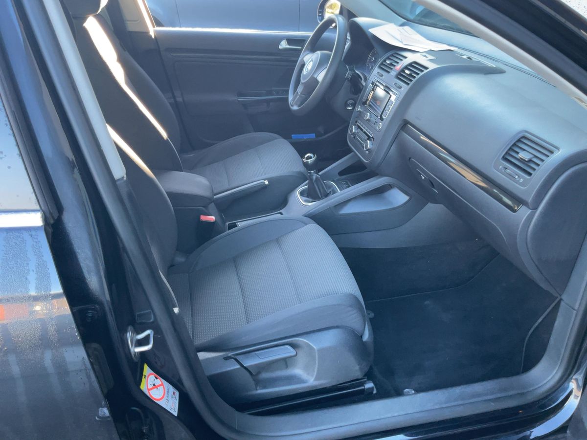 Volkswagen Jetta 2010 — photo 17