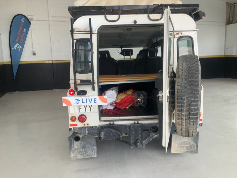 Land Rover Defender 2.4 Td4 110 Edition 60 YRS Station Wagon — zdjęcie 10