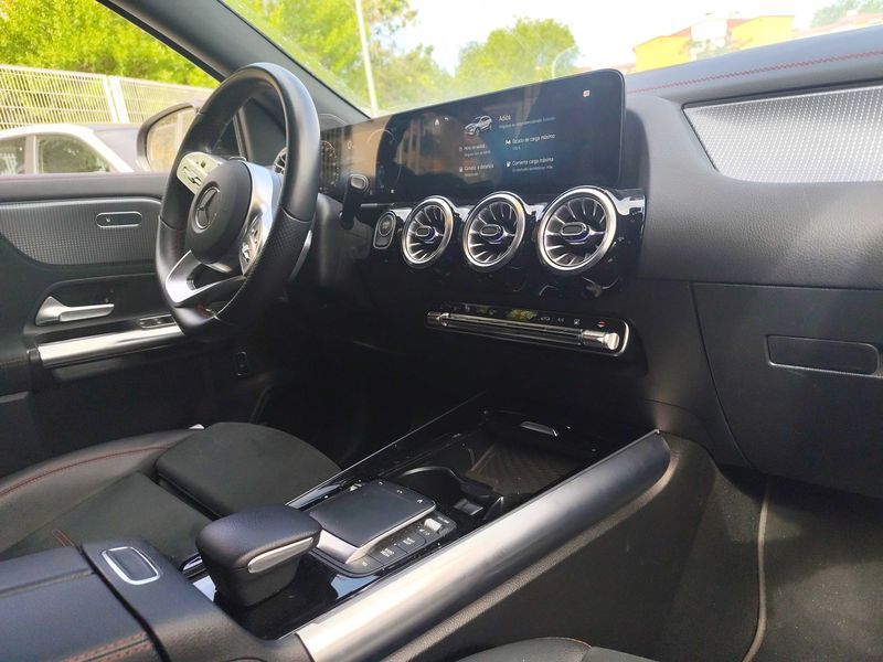 Mercedes-Benz EQA 300 4Matic AMG Line — zdjęcie 18